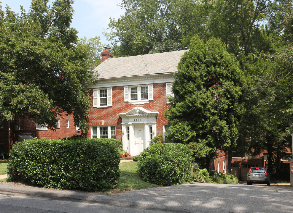 8501 Flower Ave in Takoma Park, MD - Foto de edificio