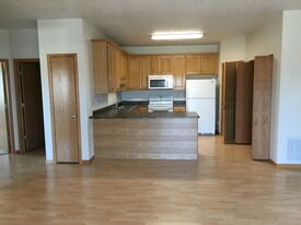 131 Aspen Ln, Unit 8 in Hills, IA - Building Photo