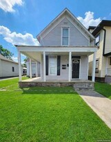 205 E College St in Crawfordsville, IN - Building Photo