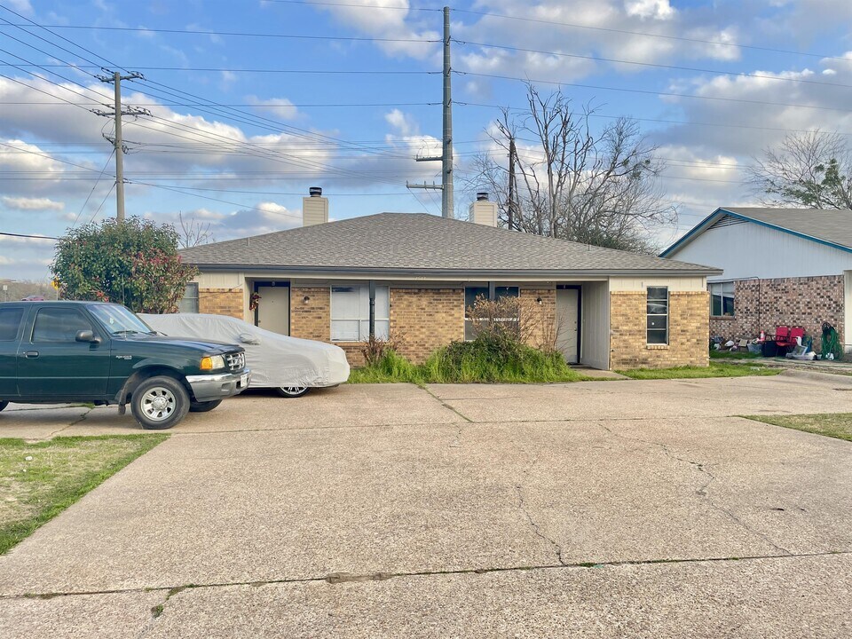 2512 Long Dr in Bryan, TX - Building Photo