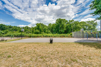 Townhouse Court in Chicopee, MA - Foto de edificio - Building Photo