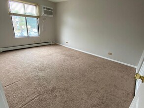 125 S Gregory St, Unit 10 in Aurora, IL - Foto de edificio - Building Photo