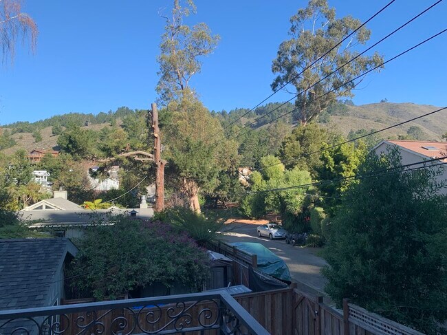 220 Hiawatha Ave, Unit One room on a 1st floor in Pacifica, CA - Foto de edificio - Building Photo