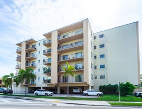 3300 S Dixie Hwy in Miami, FL - Building Photo - Building Photo