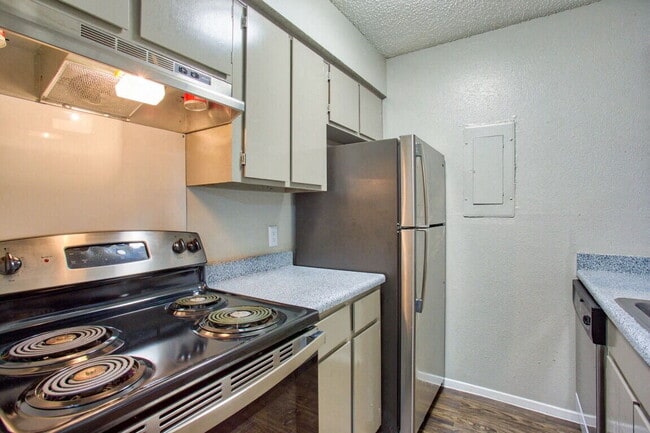 The Carriages in Arlington, TX - Building Photo - Building Photo