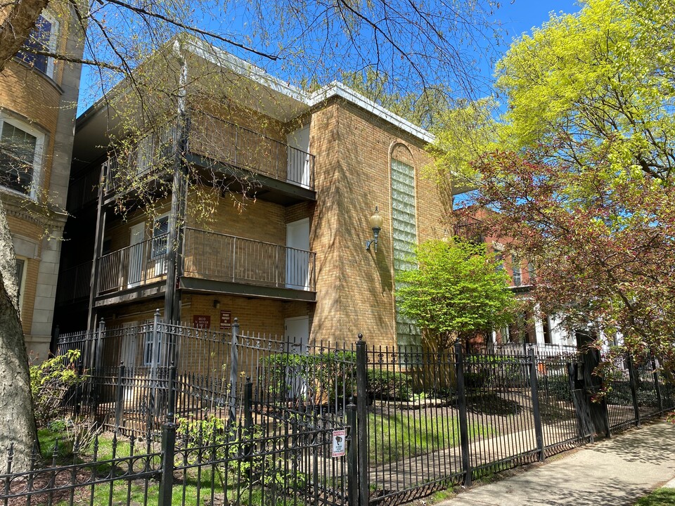 Ravenswood Gardens in Chicago, IL - Building Photo