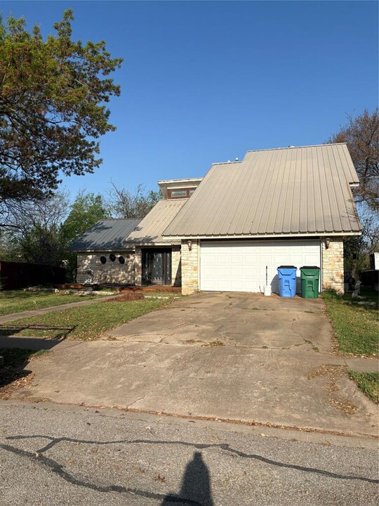 302 Meadow Creek Dr in Pflugerville, TX - Building Photo