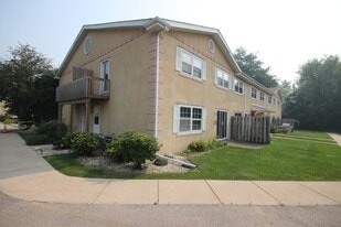 1142 Greenwood Cir in Woodstock, IL - Building Photo