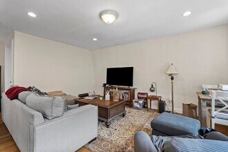 16 Gates St, Unit 3 in Boston, MA - Foto de edificio - Building Photo