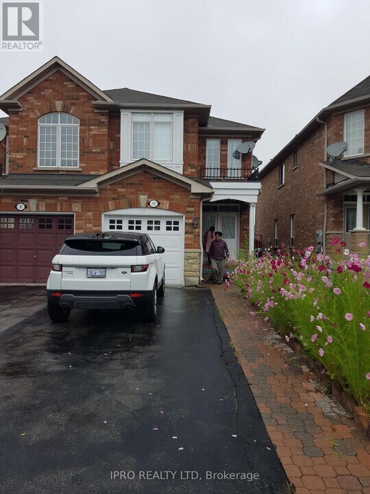 11 Cherryplum Way in Brampton, ON - Building Photo