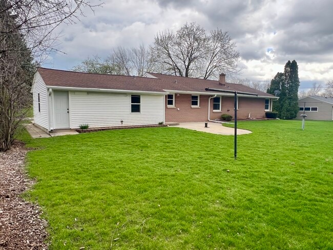 211 Luisita Rd in Thiensville, WI - Foto de edificio - Building Photo