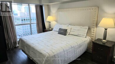 250 Wellington St W in Toronto, ON - Building Photo - Building Photo