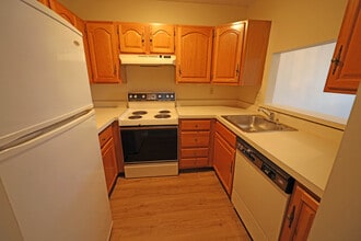 47 Highland St, Unit 214 in West Hartford, CT - Building Photo - Building Photo