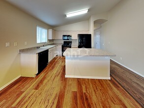 10649 W Alvarado Rd in Avondale, AZ - Foto de edificio - Building Photo