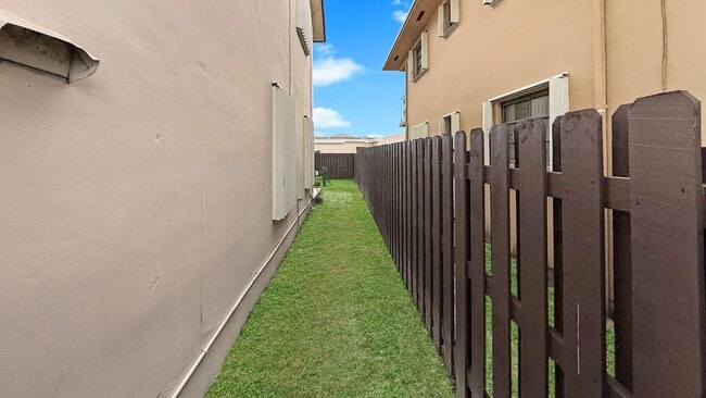 8877 SW 36th St in Miami, FL - Building Photo - Building Photo