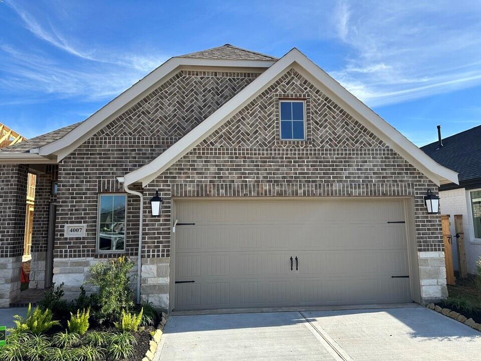4007 Bees Xing in Missouri City, TX - Building Photo