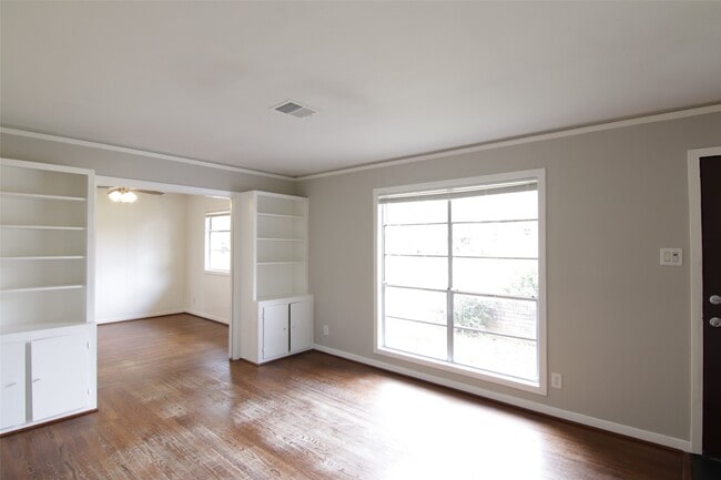 property at 6915 Edgemoor Dr