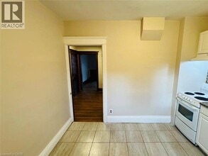 102 Eastbourne Ave in Hamilton, ON - Building Photo - Building Photo
