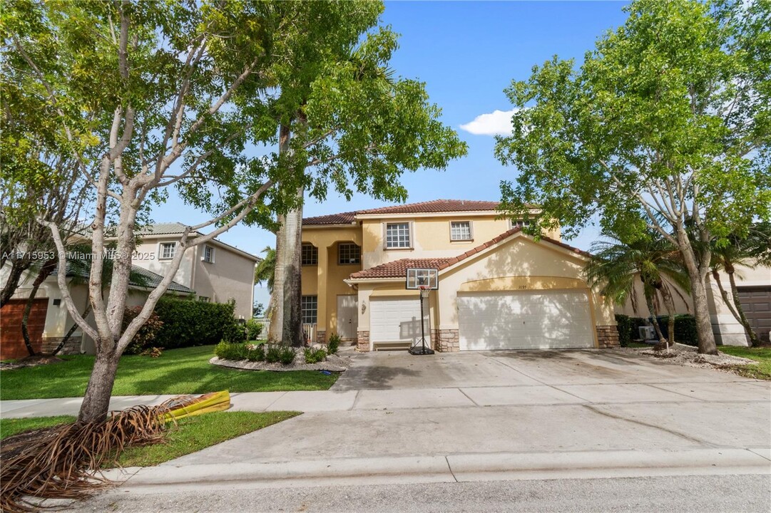 1095 Chenille Cir in Weston, FL - Building Photo