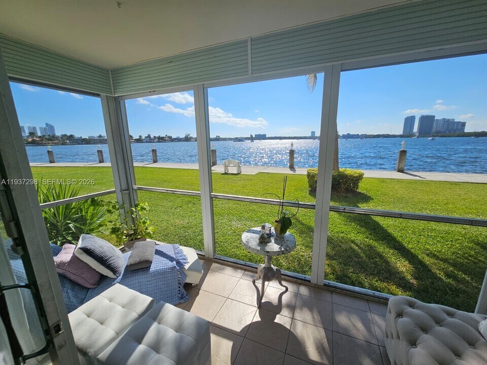 3000 Marcos Dr in Aventura, FL - Building Photo