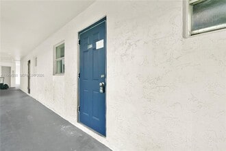 8320 Sands Point Blvd in Tamarac, FL - Building Photo - Building Photo