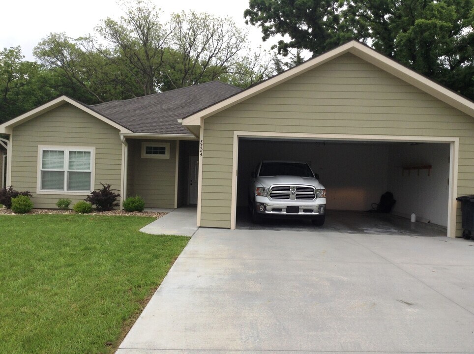 5324 Stone Crest Dr in Manhattan, KS - Building Photo
