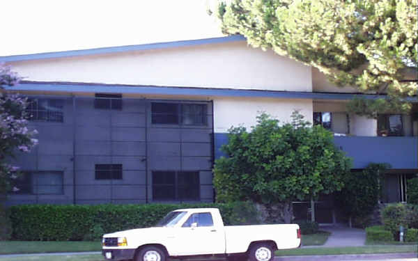 Sherman Way in Reseda, CA - Foto de edificio - Building Photo