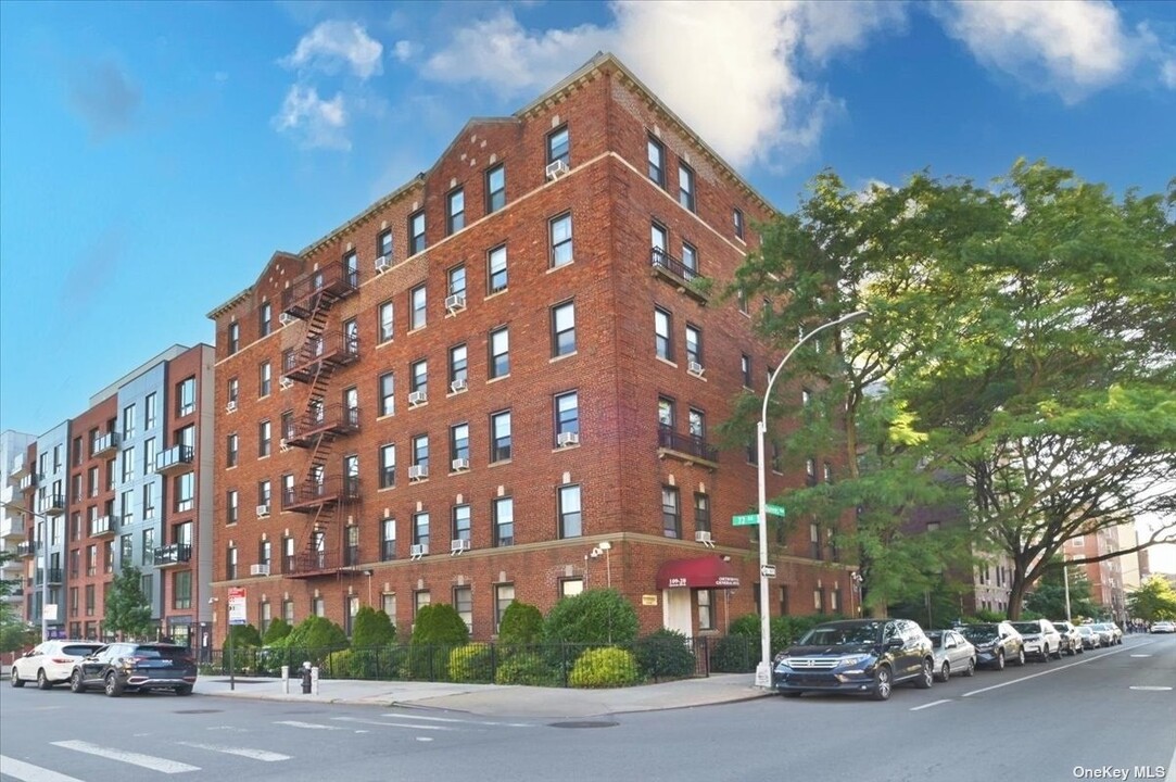 109-20 Queens Blvd in Queens, NY - Building Photo