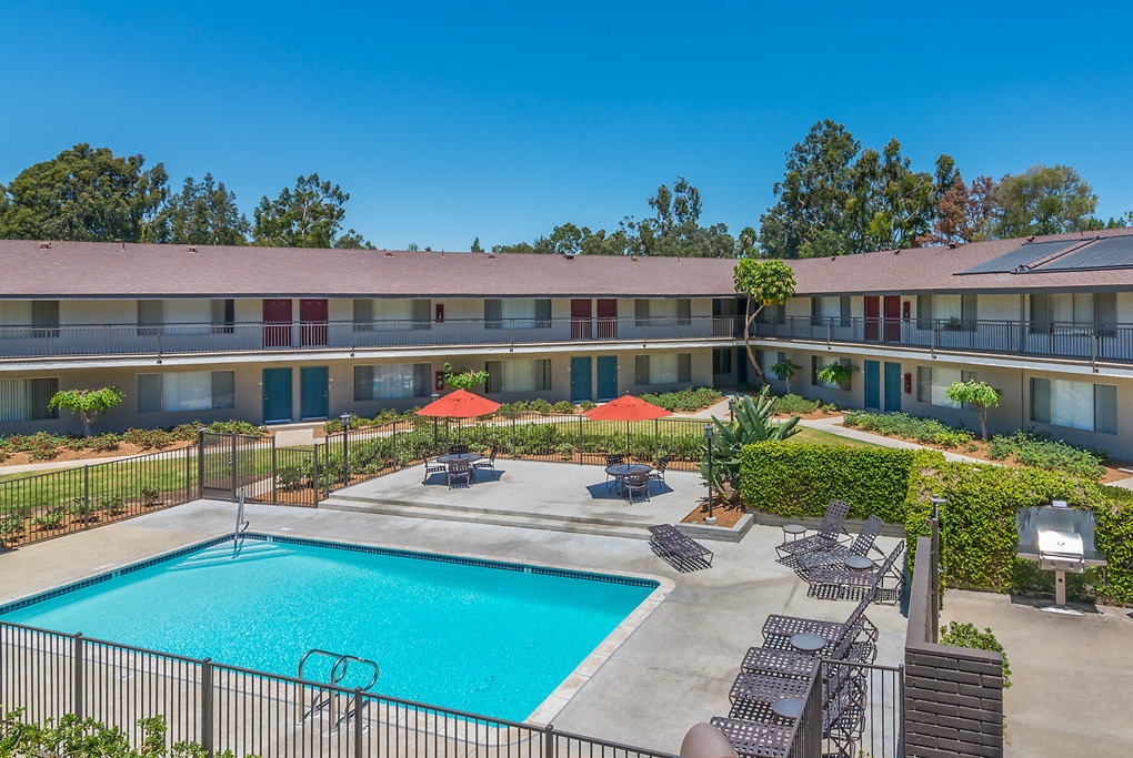 Village Green in La Habra, CA - Foto de edificio