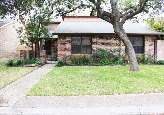 3743 Hunters Cir in San Antonio, TX - Building Photo - Building Photo