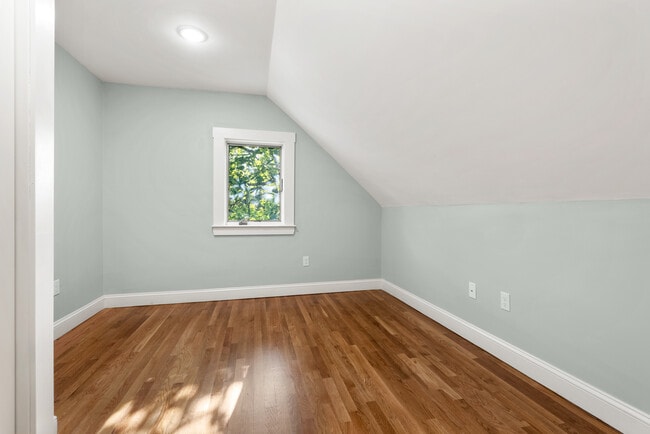 58 Otis St, Unit 2 in Somerville, MA - Foto de edificio - Building Photo