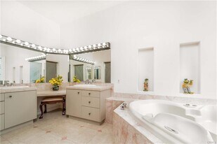 5206 Topeka Dr in Los Angeles, CA - Building Photo