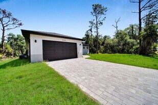 4304 Kaskin Ave in North Port, FL - Building Photo