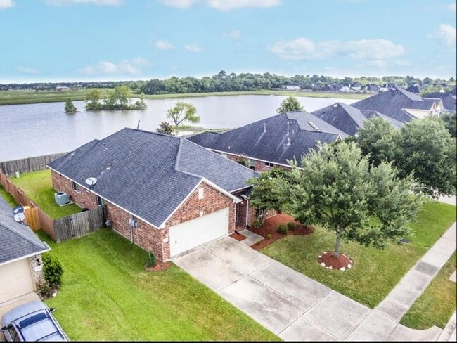 property at 7615 Lakeside Manor Ln