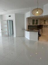 701 Brickell Key Blvd, Unit 202 in Miami, FL - Foto de edificio - Building Photo