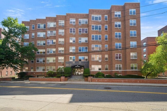 10 Lake St in White Plains, NY - Building Photo - Building Photo