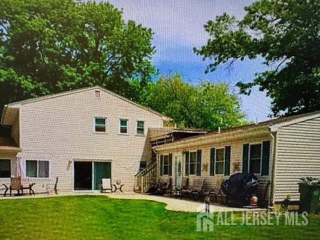 8 Scheid Dr in Sayreville, NJ - Foto de edificio