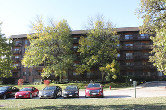 Medinah on the Lake in Bloomingdale, IL - Building Photo - Building Photo