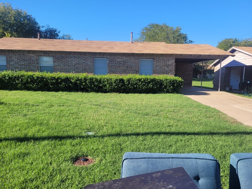 663 W Oak St in Stephenville, TX - Building Photo