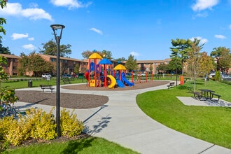 Barcroft View Apartments in Falls Church, VA - Foto de edificio - Building Photo