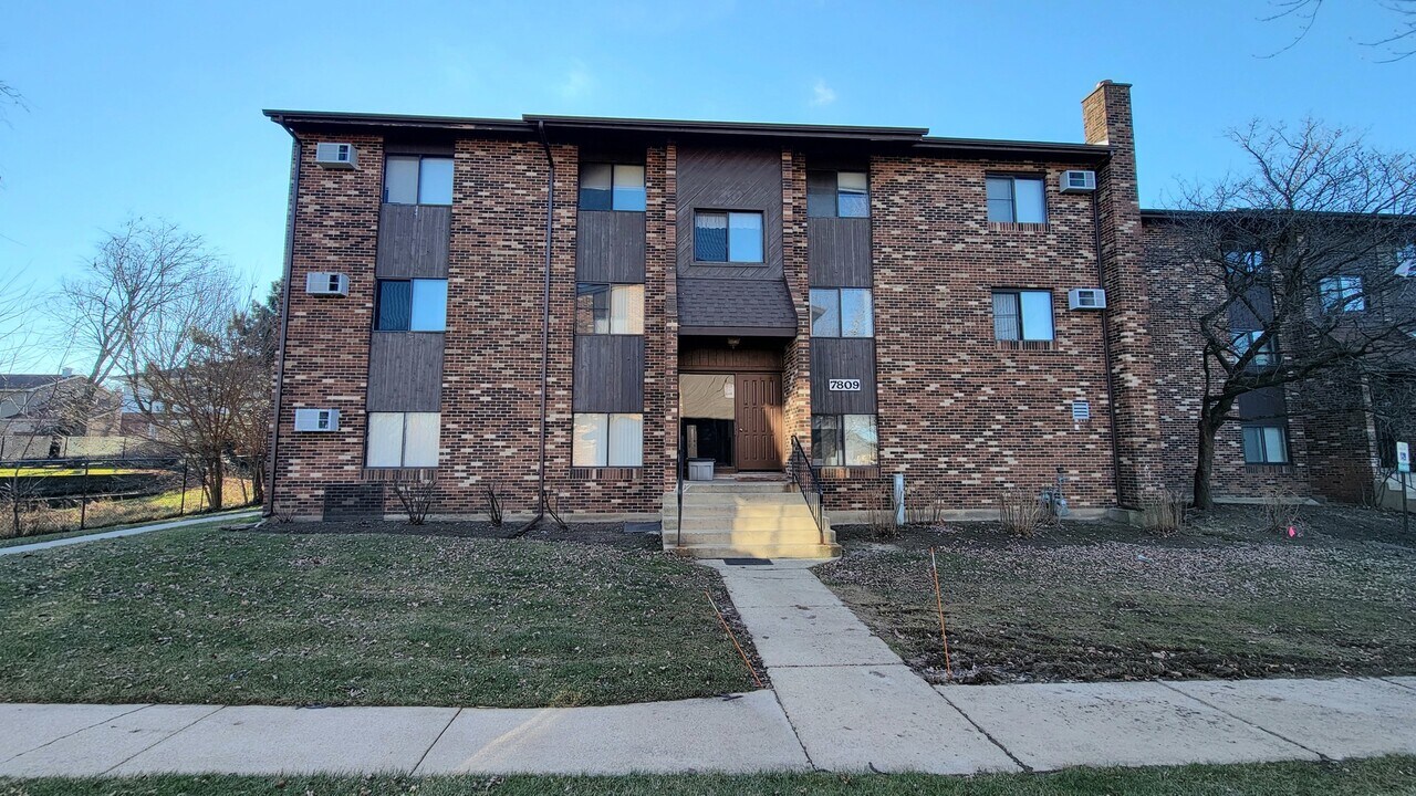 7809 Woodward Ave in Woodridge, IL - Building Photo