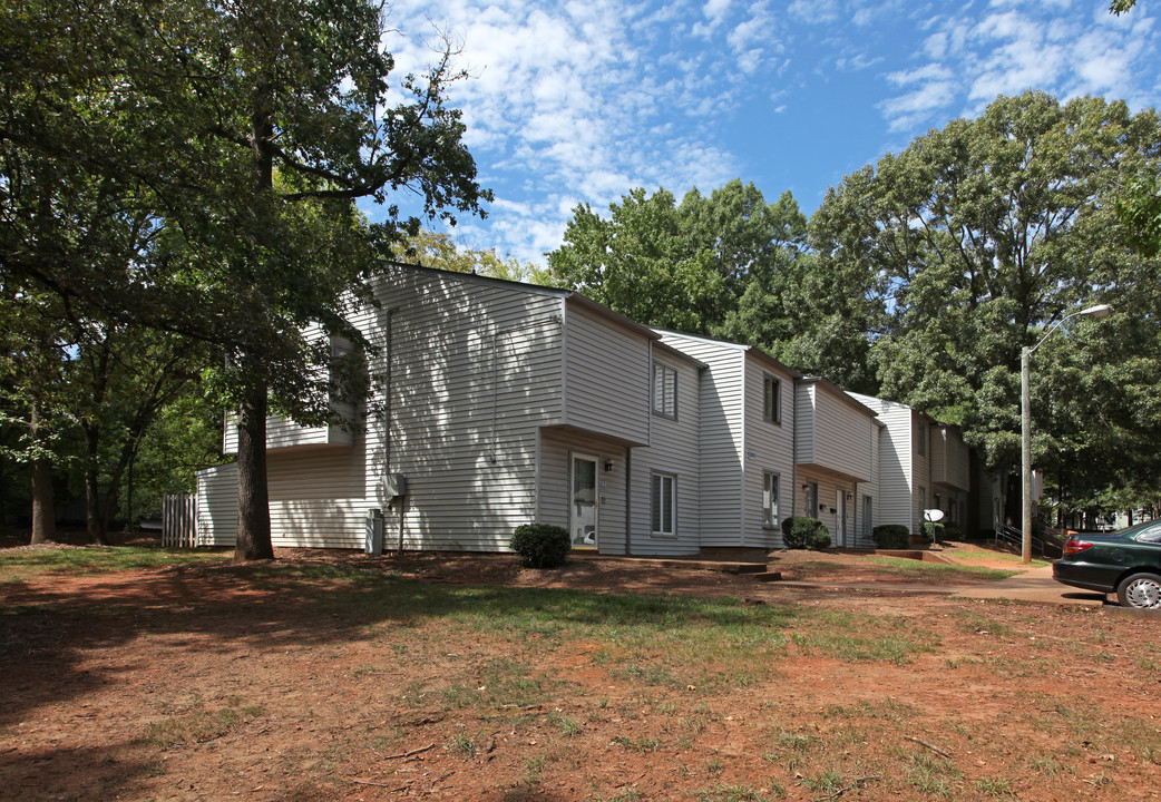 Sharon Lakes in Charlotte, NC - Building Photo