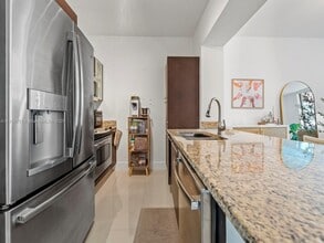 950 Brickell Bay Dr, Unit 1103 in Miami, FL - Foto de edificio - Building Photo