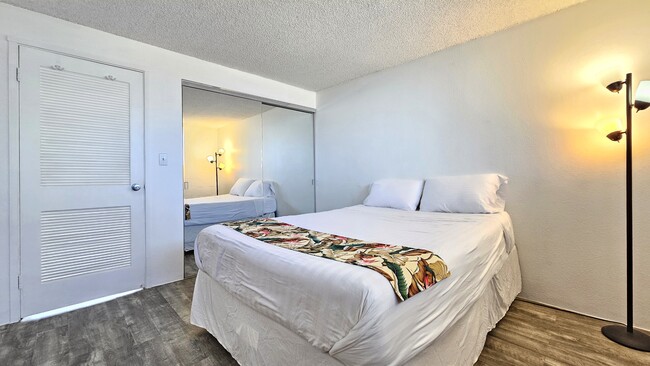 2211 Ala Wai Blvd in Honolulu, HI - Building Photo - Building Photo