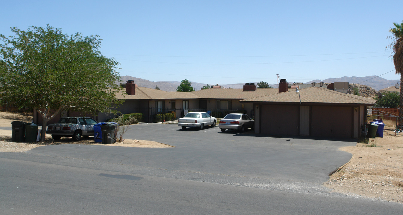 15975 Rancherias Rd in Apple Valley, CA - Building Photo