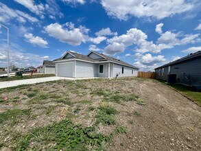 9175 Trails End in Seguin, TX - Building Photo - Building Photo
