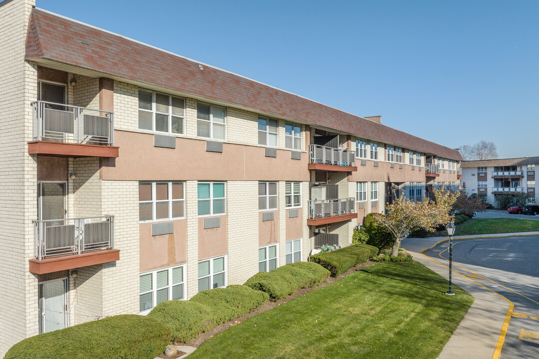 Waterside Condominiums in Edgewater, NJ - Foto de edificio