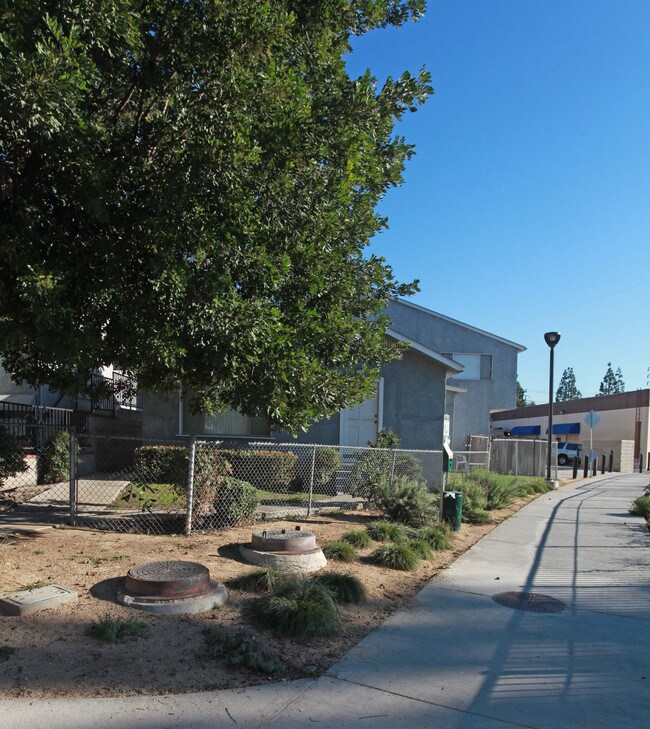 270 W Linden Ave in Glendale, CA - Foto de edificio - Building Photo