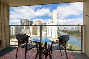 445 Seaside Ave in Honolulu, HI - Building Photo