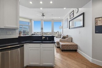 500 Throckmorton St in Fort Worth, TX - Foto de edificio - Building Photo